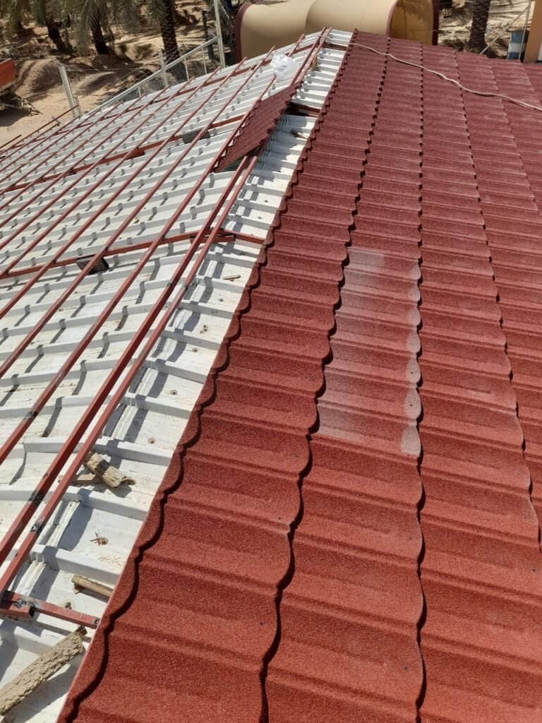 قرميد معزول وقرميد معدني: أفضل حلول الأسقف العصرية